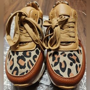NWT Womens Sz 5.5 Leopard Print Sneakers in Flawless Condition